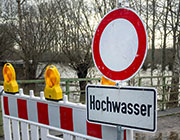 Straßensperre wegen Hochwasser_Foto daily_creativity_Quelle Shutterstock